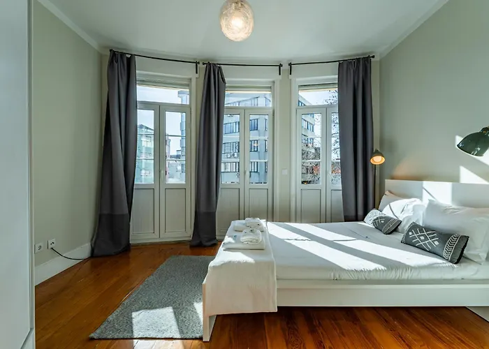 Large And Charming Downtown *